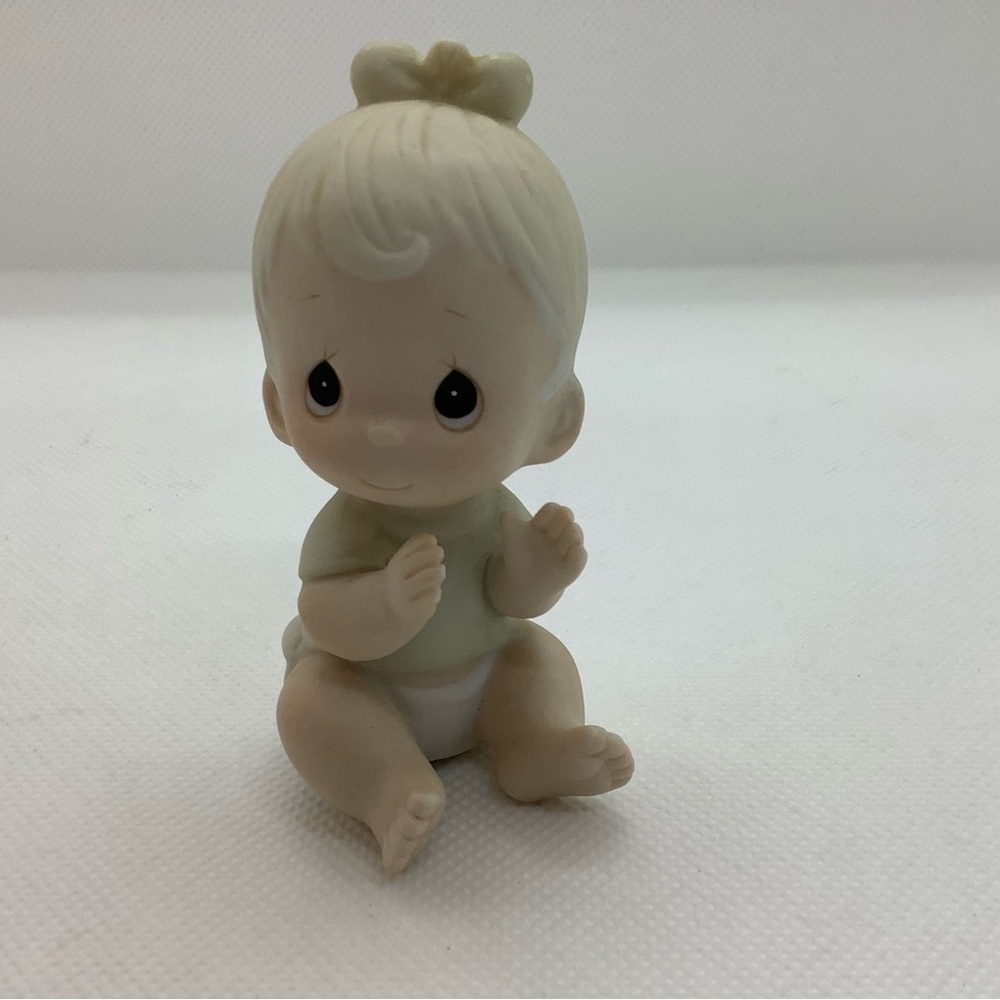 Precious Moments Vintage 1983 Baby Girl Clapping Hands E2852 Figurine